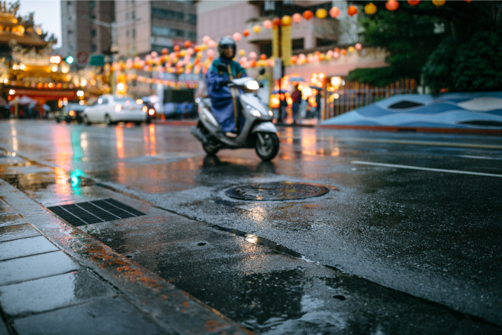 Motocykl w deszczu